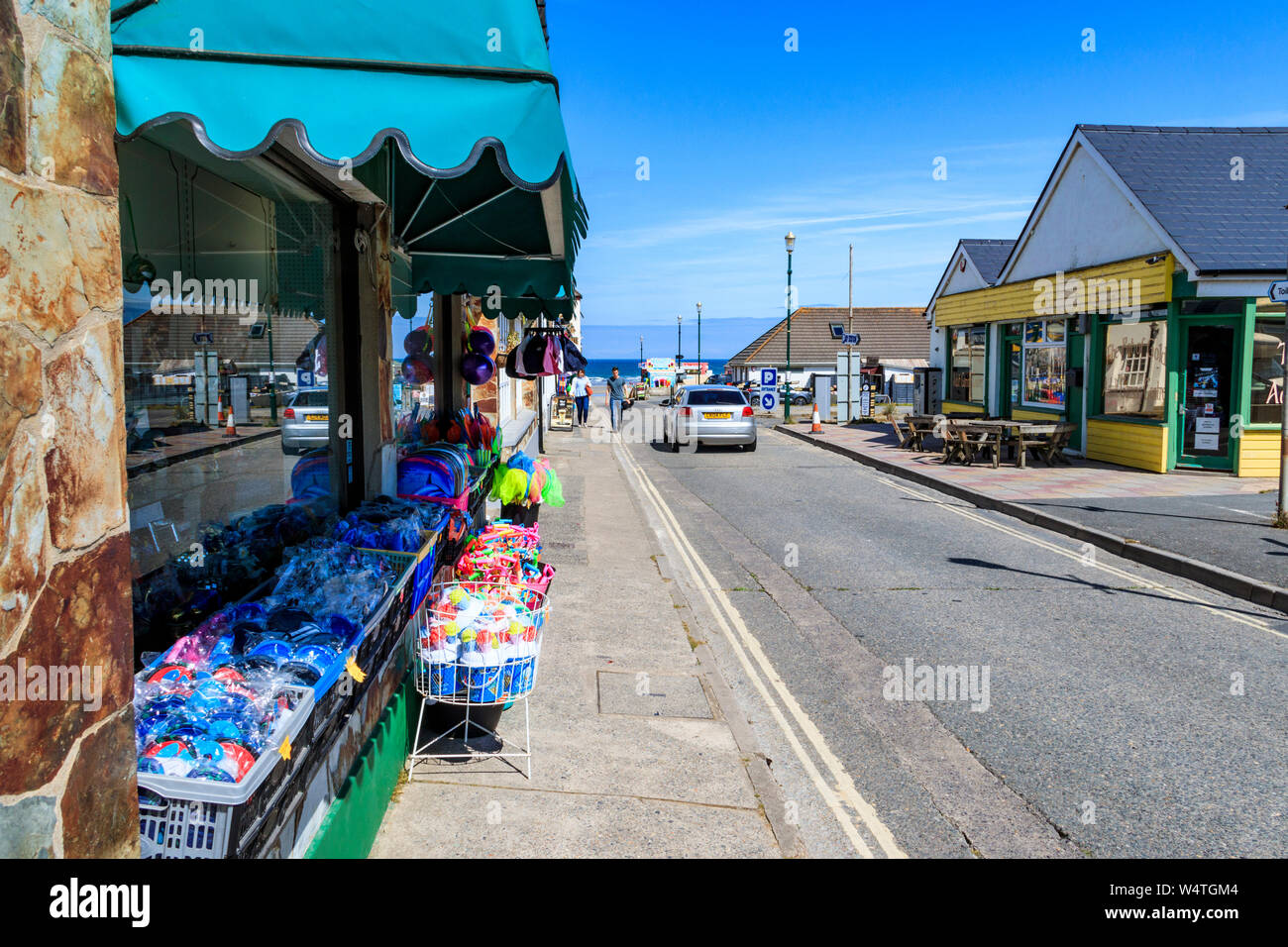 Ein Shop verschiedene Utensilien am Meer an der Promenade von Westward Ho!, Devon, Großbritannien Stockfoto