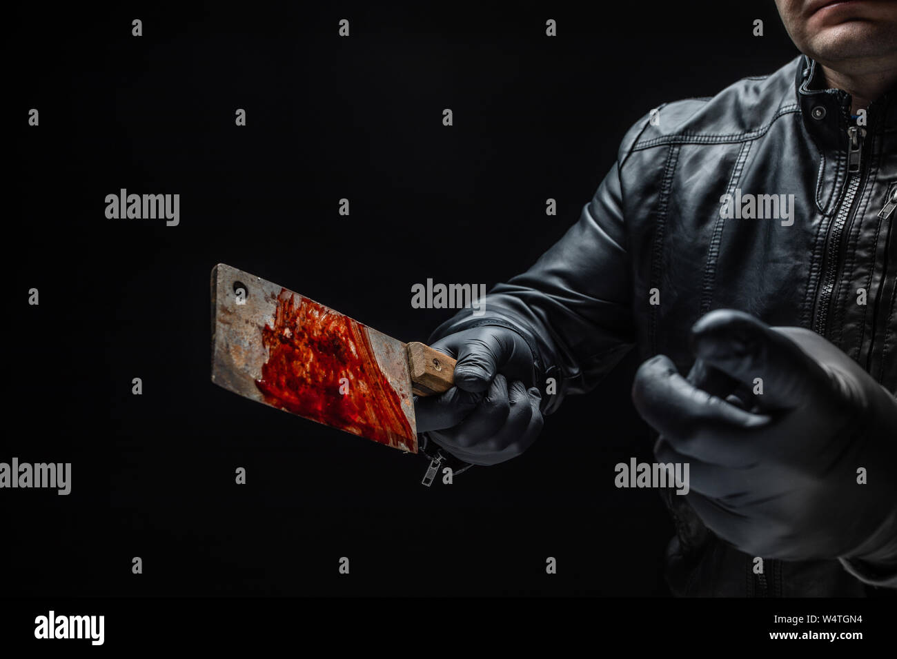 Der Serienmörder hand mit blutigem Fleisch Cutter und schwarzen Handschuhen Stockfoto