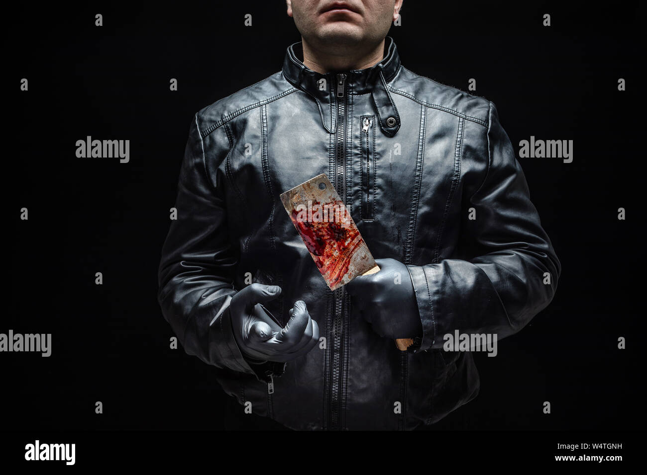 Serienmörder hand mit blutigem Fleisch Cutter und schwarzen Handschuhen Stockfoto