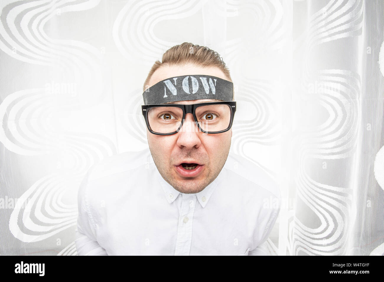 Erschrocken und überrascht man hat Dinge zu tun und er hat nicht die Zeit für ihn. Er sagt, er hat keine Zeit. Tun Sie es jetzt, die Zeit anhalten anhand von quantitativen Simulatio Stockfoto