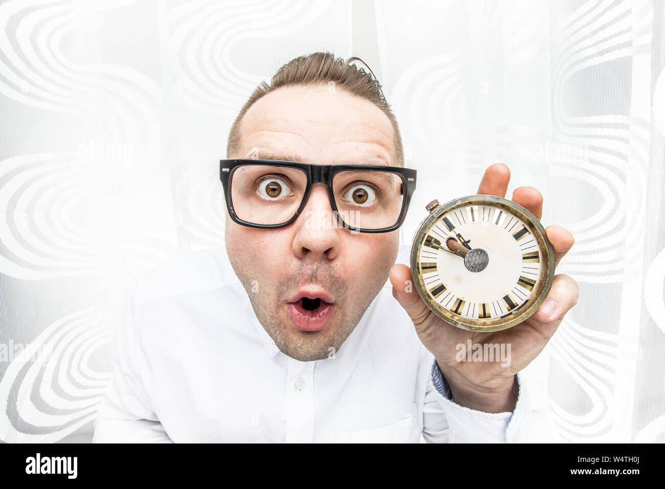 Erschrocken und überrascht man hat Dinge zu tun und er hat nicht die Zeit für ihn. Er sagt, er hat keine Zeit. Tun Sie es jetzt, die Zeit anhalten anhand von quantitativen Simulatio Stockfoto