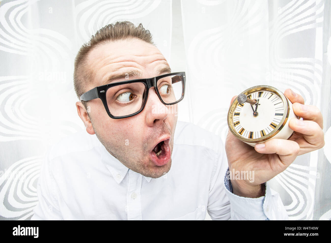 Erschrocken und überrascht man hat Dinge zu tun und er hat nicht die Zeit für ihn. Er sagt, er hat keine Zeit. Tun Sie es jetzt, die Zeit anhalten anhand von quantitativen Simulatio Stockfoto