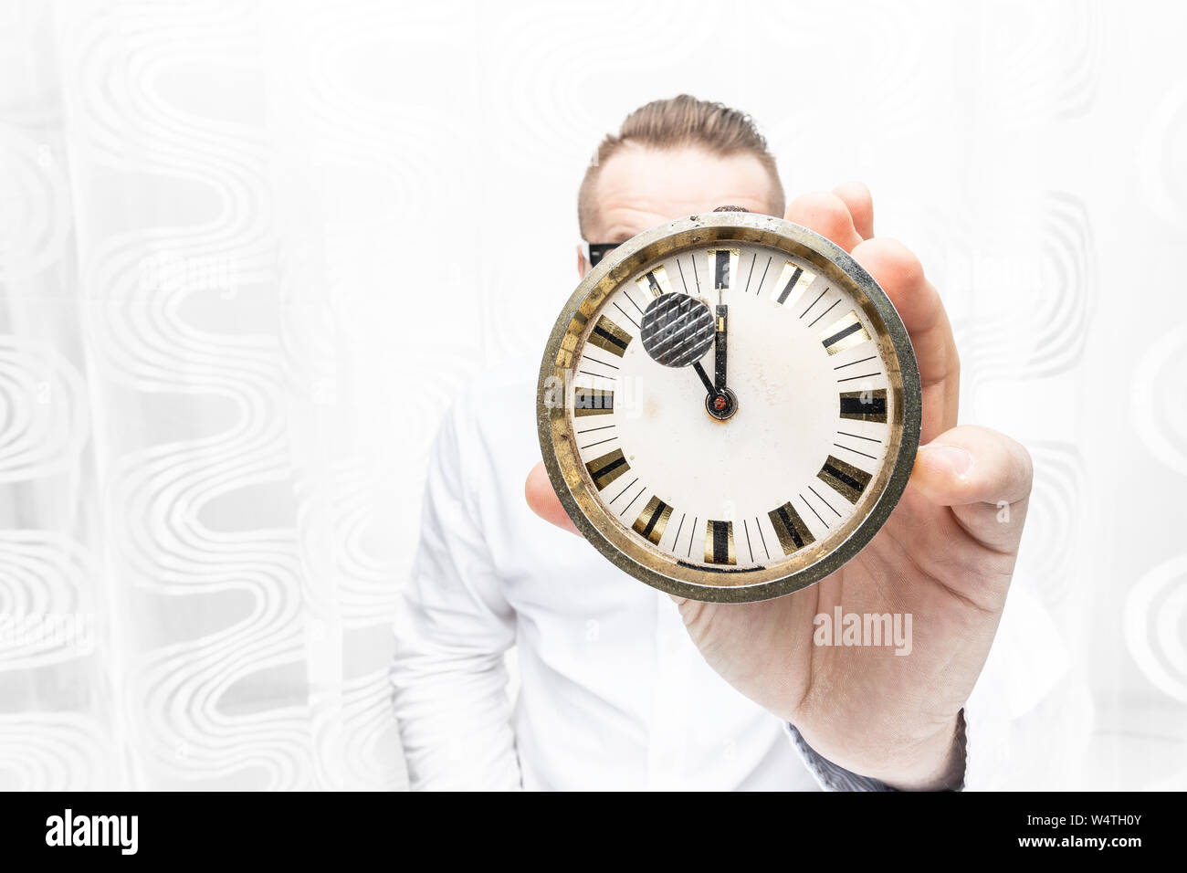 Erschrocken und überrascht man hat Dinge zu tun und er hat nicht die Zeit für ihn. Er sagt, er hat keine Zeit. Tun Sie es jetzt, die Zeit anhalten anhand von quantitativen Simulatio Stockfoto