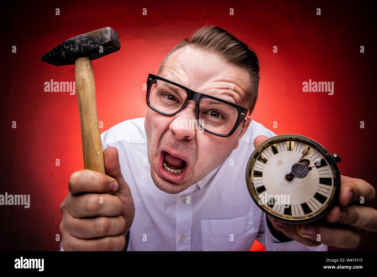 Erschrocken und überrascht man hat Dinge zu tun und er hat nicht die Zeit für ihn. Er sagt, er hat keine Zeit. Tun Sie es jetzt, die Zeit anhalten anhand von quantitativen Simulatio Stockfoto