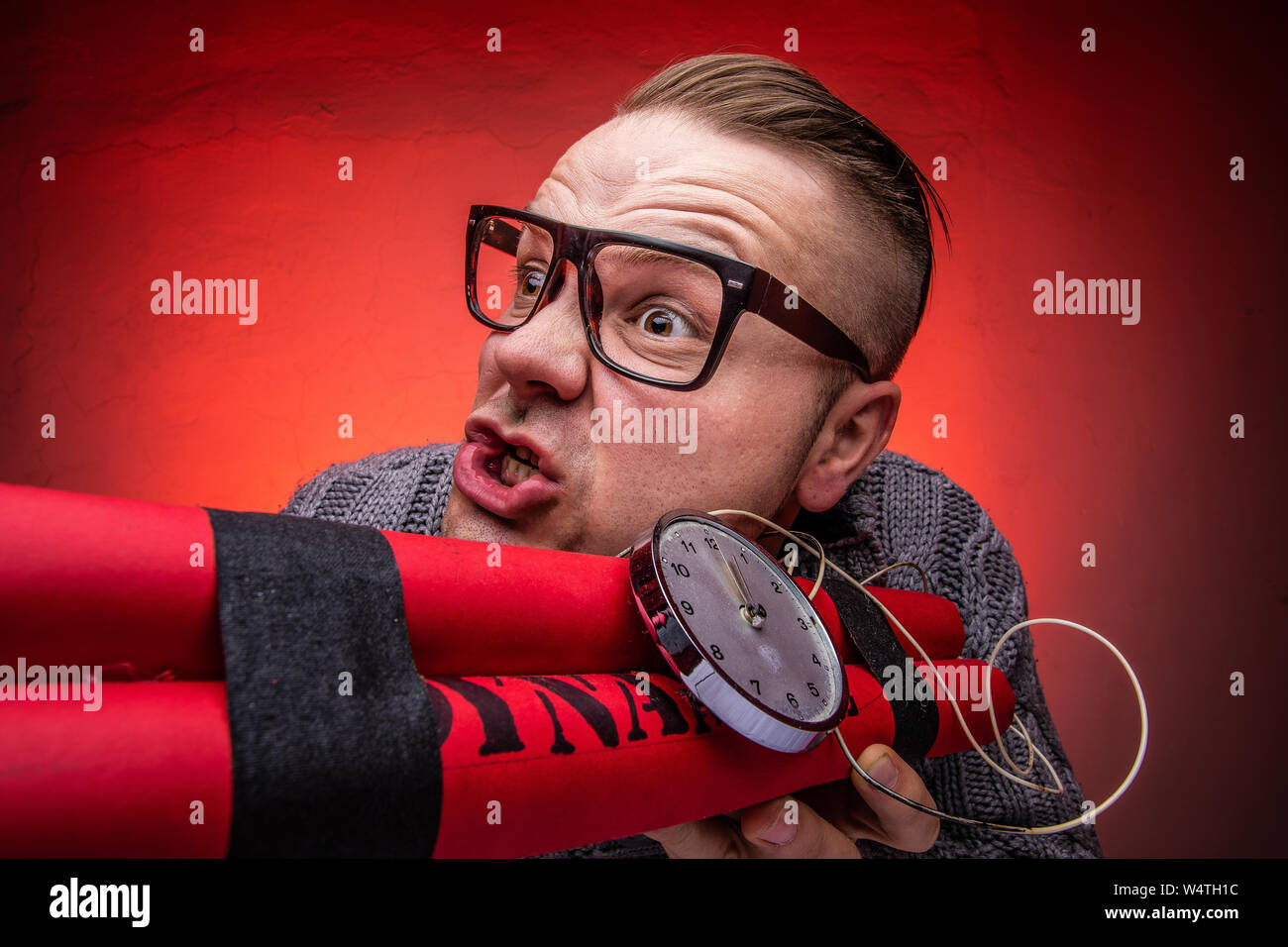 Erschrocken und überrascht man hat Dinge zu tun und er hat nicht die Zeit für ihn. Er sagt, er hat keine Zeit. Tun Sie es jetzt, die Zeit anhalten anhand von quantitativen Simulatio Stockfoto