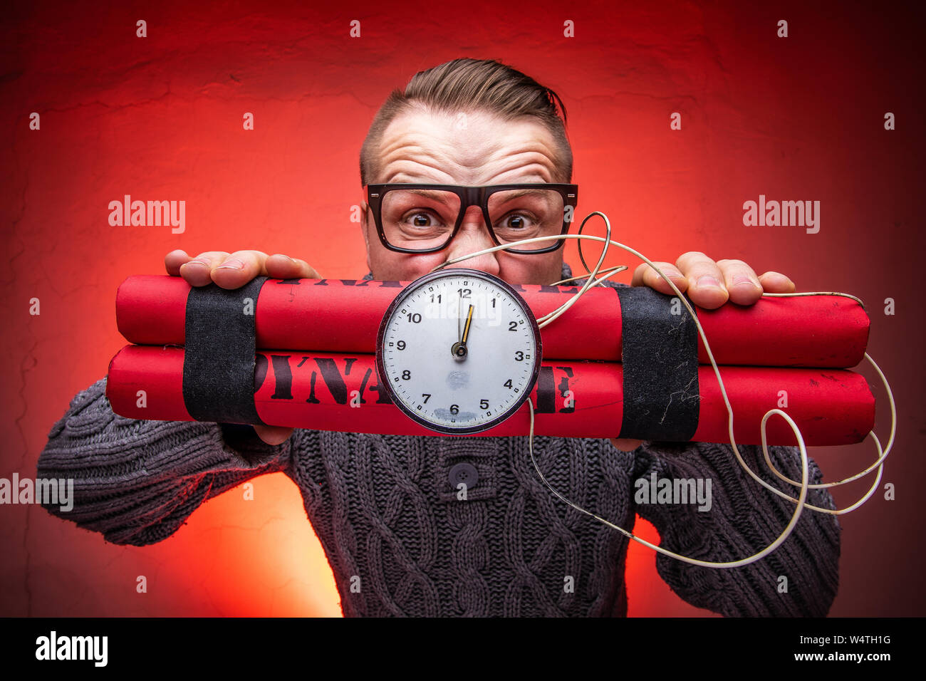Erschrocken und überrascht man hat Dinge zu tun und er hat nicht die Zeit für ihn. Er sagt, er hat keine Zeit. Tun Sie es jetzt, die Zeit anhalten anhand von quantitativen Simulatio Stockfoto