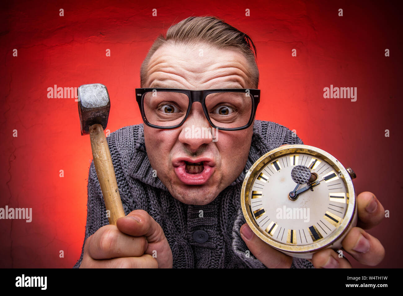 Erschrocken und überrascht man hat Dinge zu tun und er hat nicht die Zeit für ihn. Er sagt, er hat keine Zeit. Tun Sie es jetzt, die Zeit anhalten anhand von quantitativen Simulatio Stockfoto