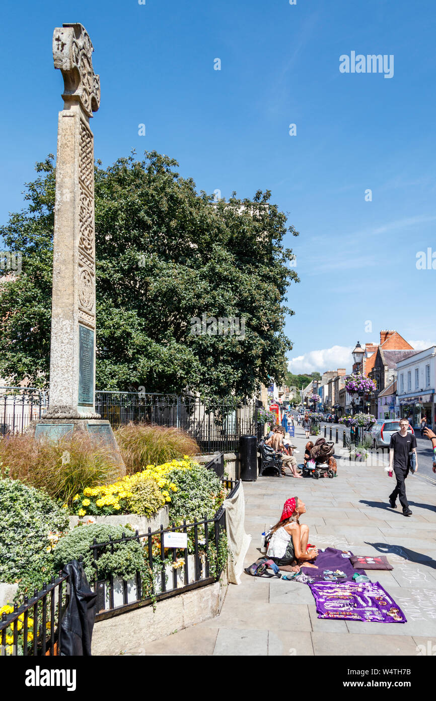 Straße Verkäufer außerhalb der Hl. Johannes der Täufer Kirche, Glastonbury, Somerset, Großbritannien Stockfoto