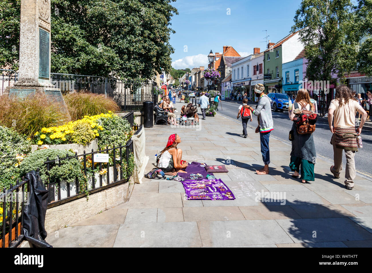 Straße Verkäufer außerhalb der Hl. Johannes der Täufer Kirche, Glastonbury, Somerset, Großbritannien Stockfoto