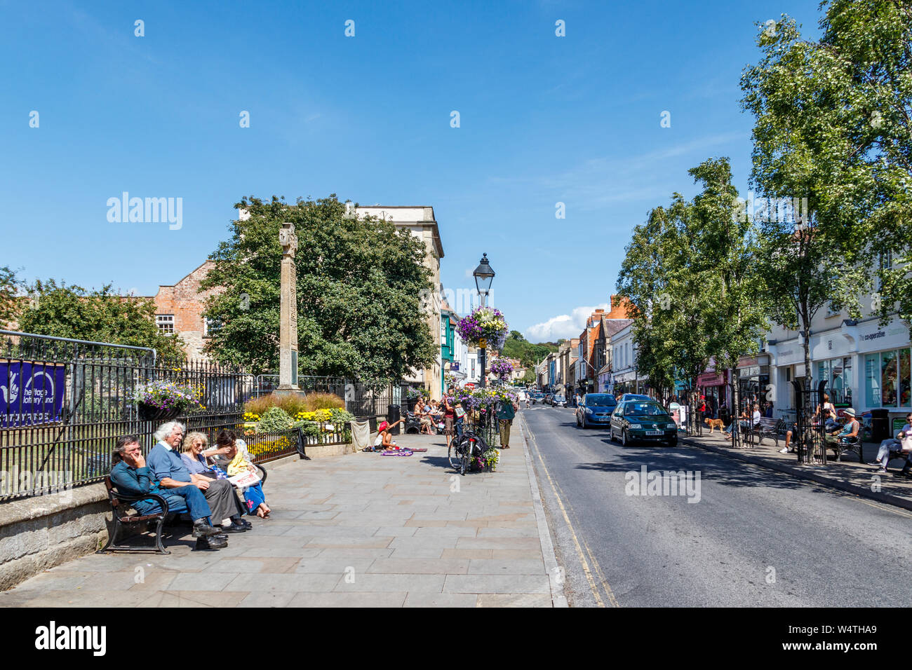 Straße Verkäufer außerhalb der Hl. Johannes der Täufer Kirche, Glastonbury, Somerset, Großbritannien Stockfoto