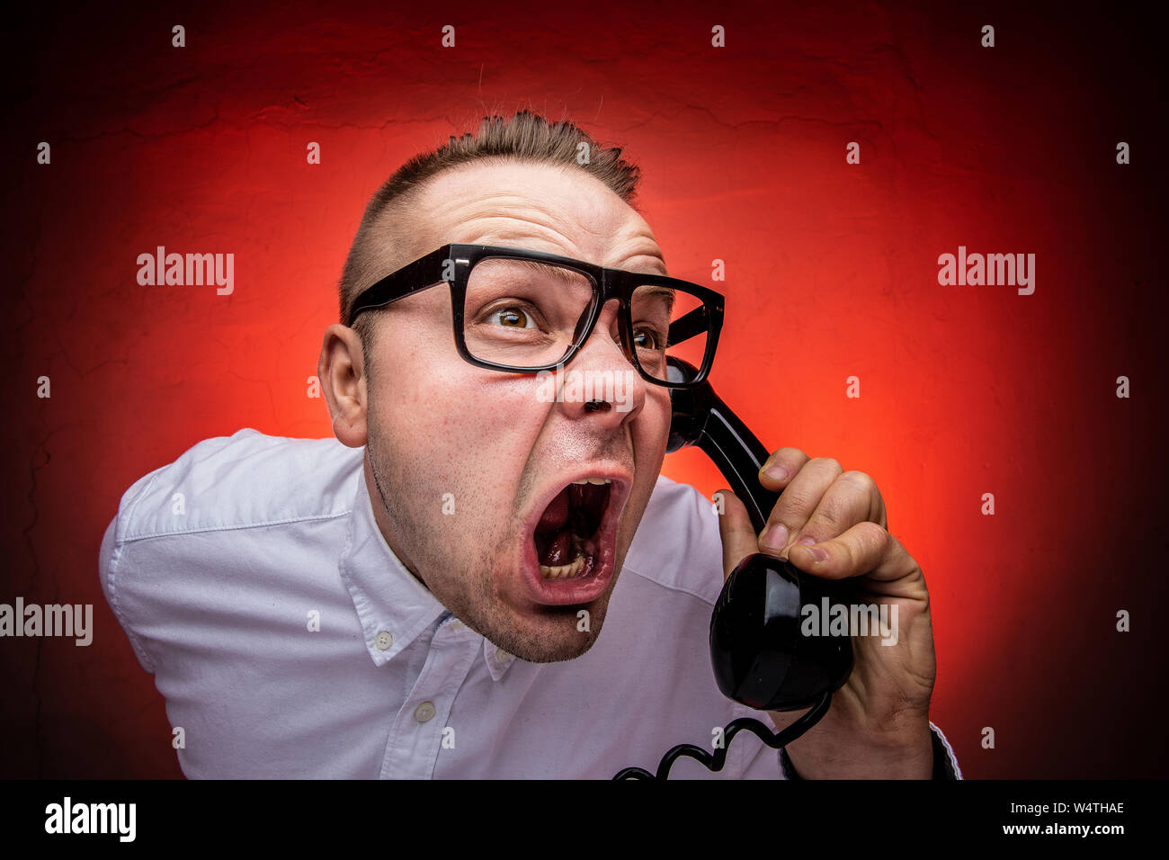 Hysterisch und verrückt Chef schreien am Telefon. Schlechte Chef Konzept. Belästigende Anrufe. Stockfoto