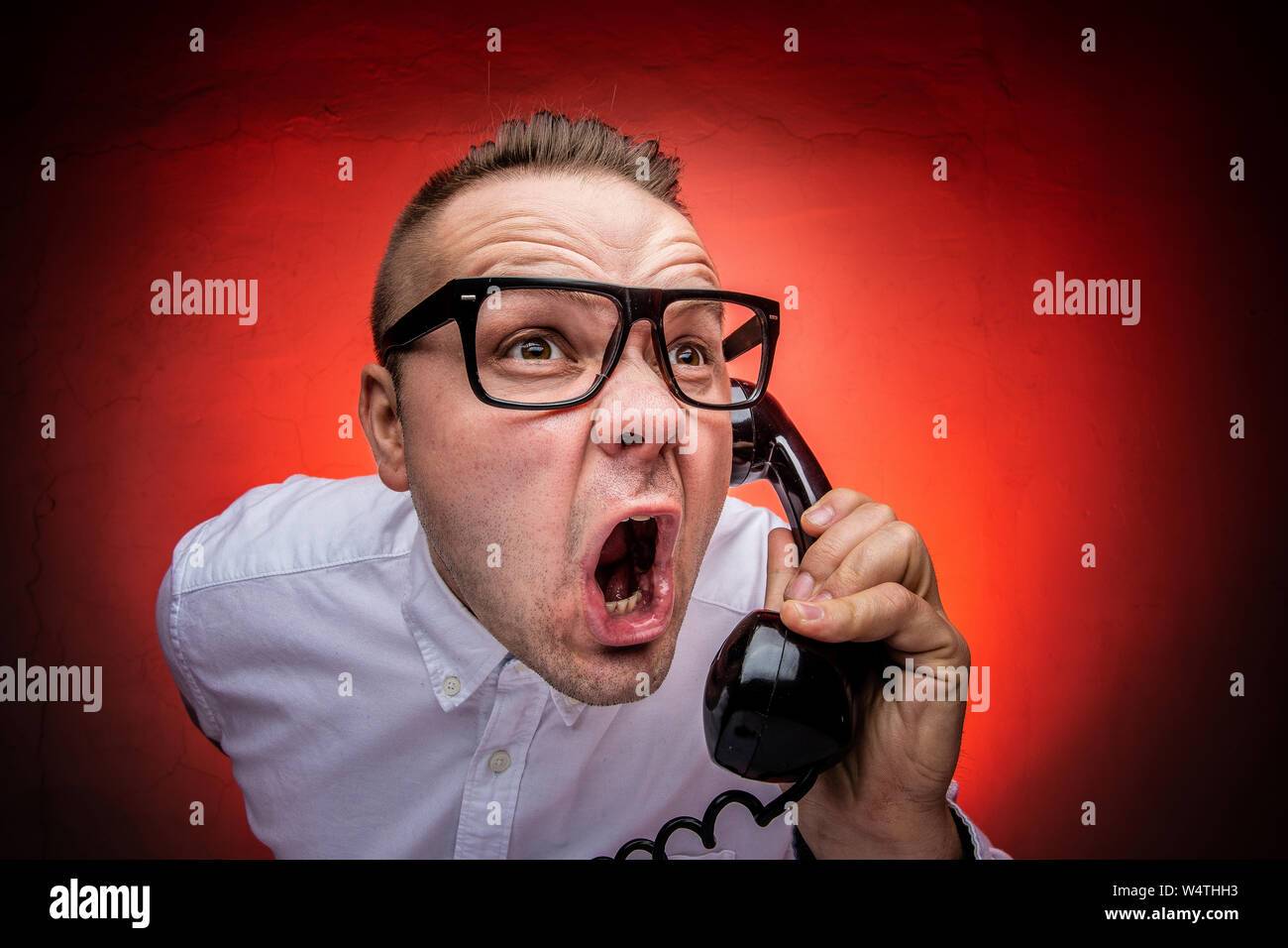 Hysterisch und verrückt Chef schreien am Telefon. Schlechte Chef Konzept. Belästigende Anrufe. Stockfoto