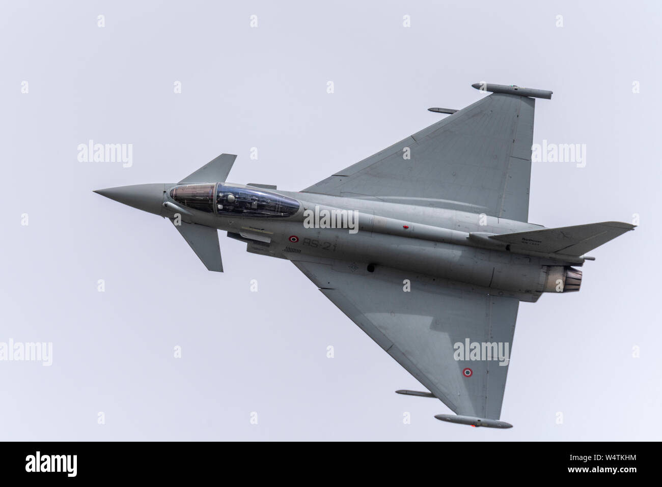 Italienischer Luftwaffe Eurofighter F2000 Typhoon-Jet-Kampfflugzeug fliegt auf der Royal International Air Tattoo Airshow, RAF Fairford, Großbritannien. Oben Stockfoto
