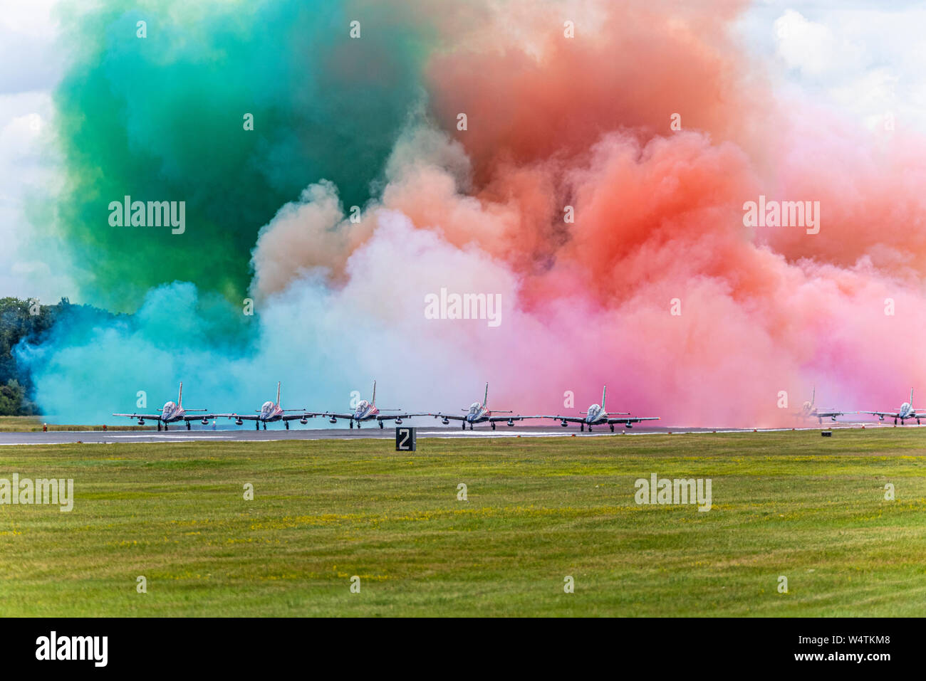 Italienische Luftwaffe Aeronautica Militare Frecce Tricolori display Team testen Rauch erzeugen wogende Grüne, Weiße und Rote Fahne Farben Stockfoto