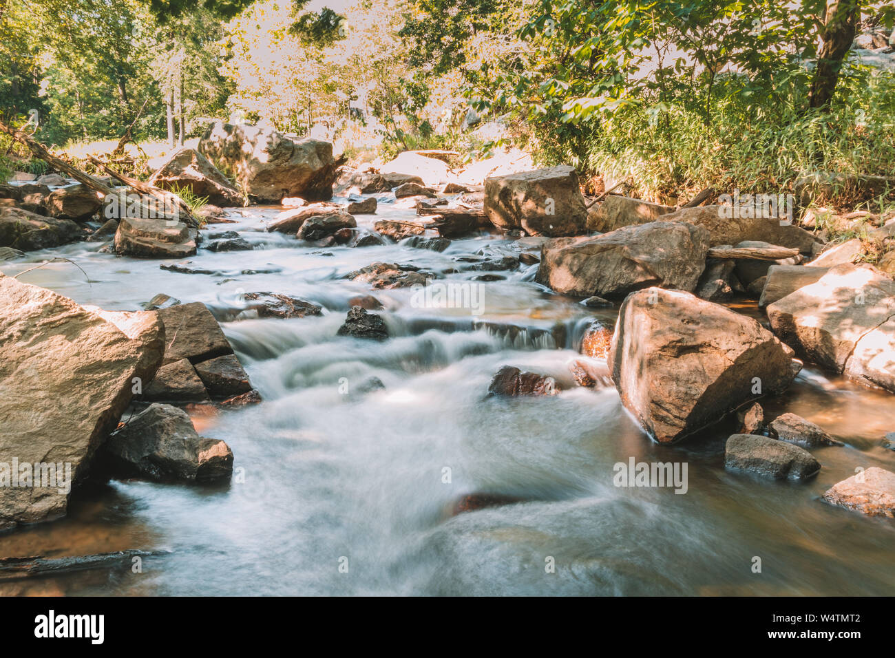 Lange Belichtung eines kleinen Wasserfalls in Chesapeake und Ohio Canal National Historic Park. Stockfoto