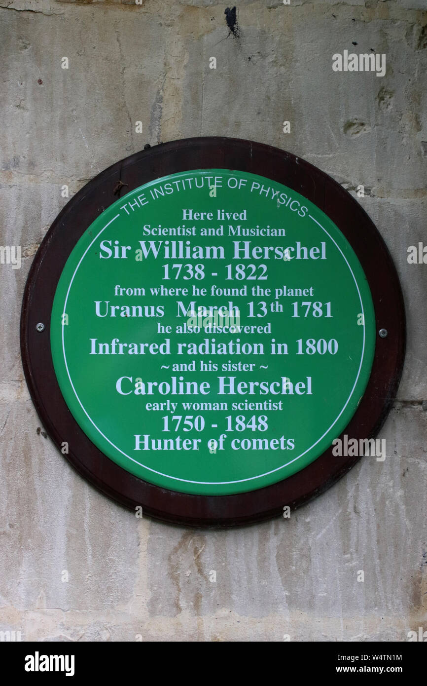 Grüne Plakette an der Wand bei William Herschel museum in Bad für Institut für Physik mit Details von Wilhelm und Caroline Herschel und ihre Entdeckungen. Stockfoto