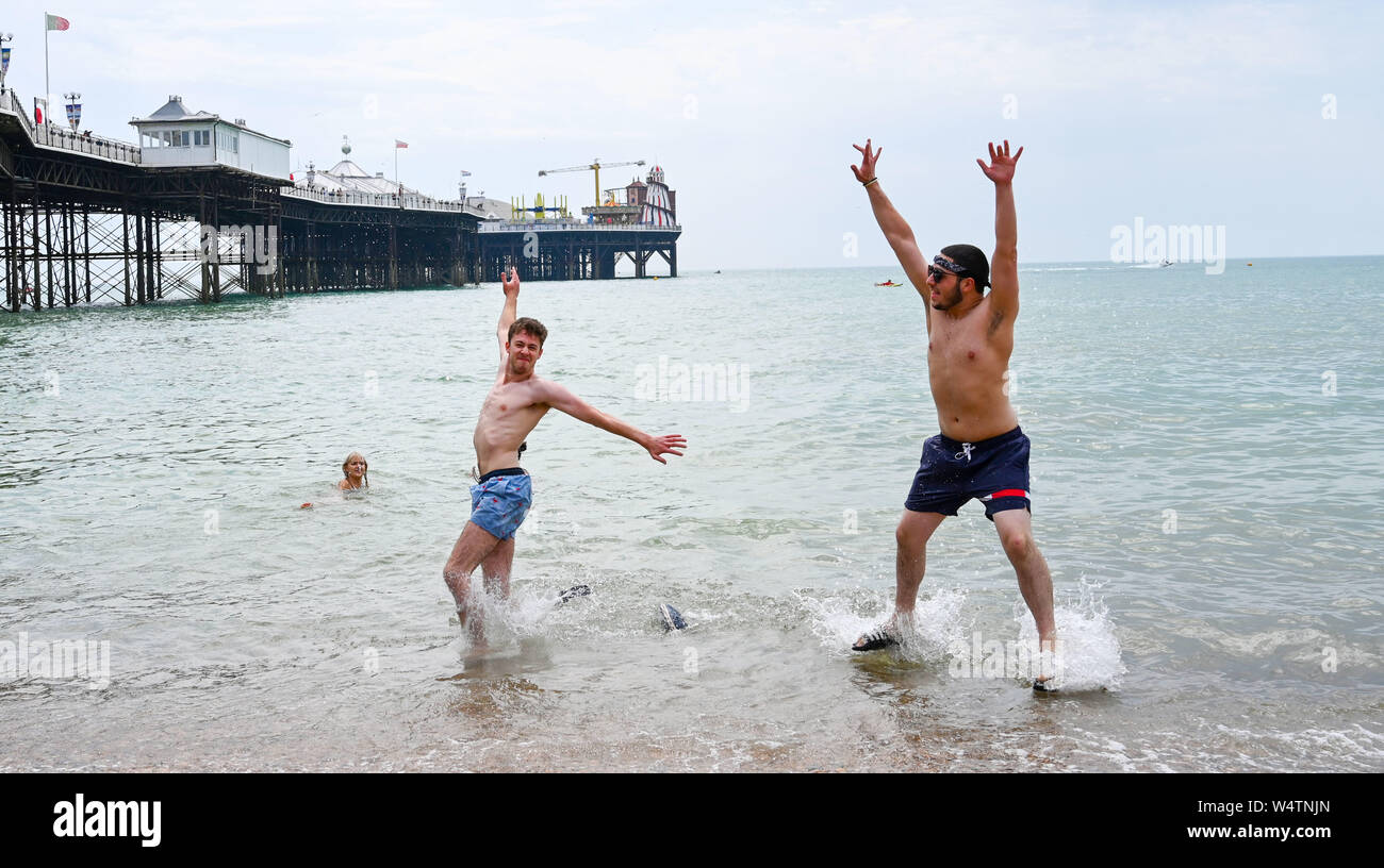 Brighton UK 25. Juli 2019 - Junge Männer genießen, sich am Strand von Brighton, die auf einem anderen heißen, sonnigen Tag in Großbritannien mit meteorologen Vorhersagen Rekordtemperaturen für Teile der Süd-ost verpackt ist. Foto: Simon Dack/Alamy leben Nachrichten Stockfoto