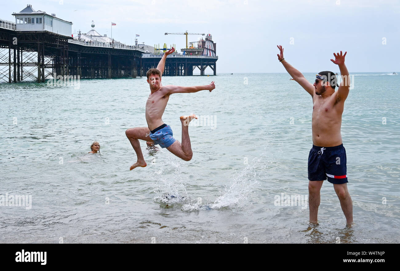 Brighton UK 25. Juli 2019 - Junge Männer genießen, sich am Strand von Brighton, die auf einem anderen heißen, sonnigen Tag in Großbritannien mit meteorologen Vorhersagen Rekordtemperaturen für Teile der Süd-ost verpackt ist. Foto: Simon Dack/Alamy leben Nachrichten Stockfoto