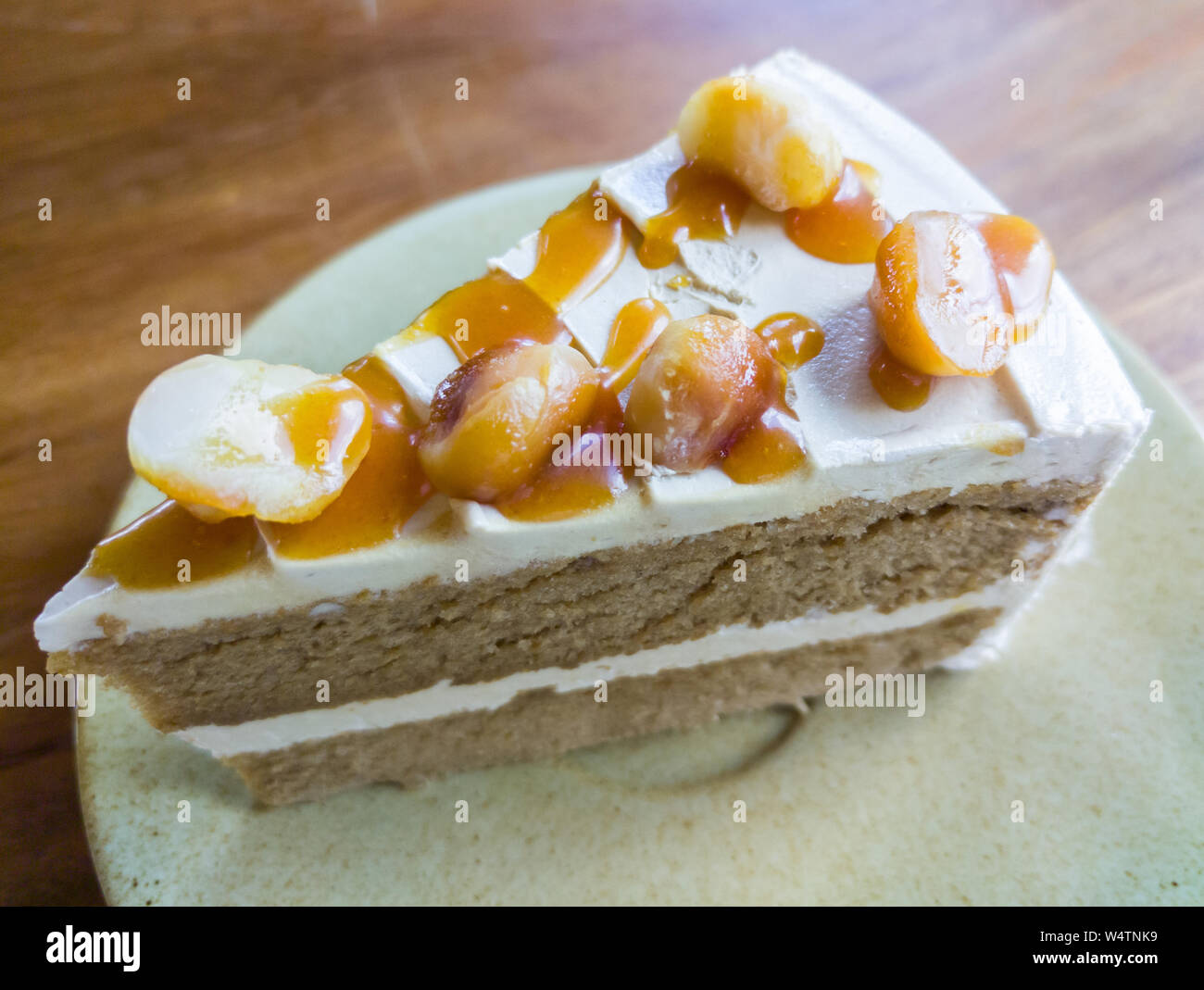 Detailansicht der macadamia Torte mit der Karamellsauce auf die handgemachten Platte. Stockfoto