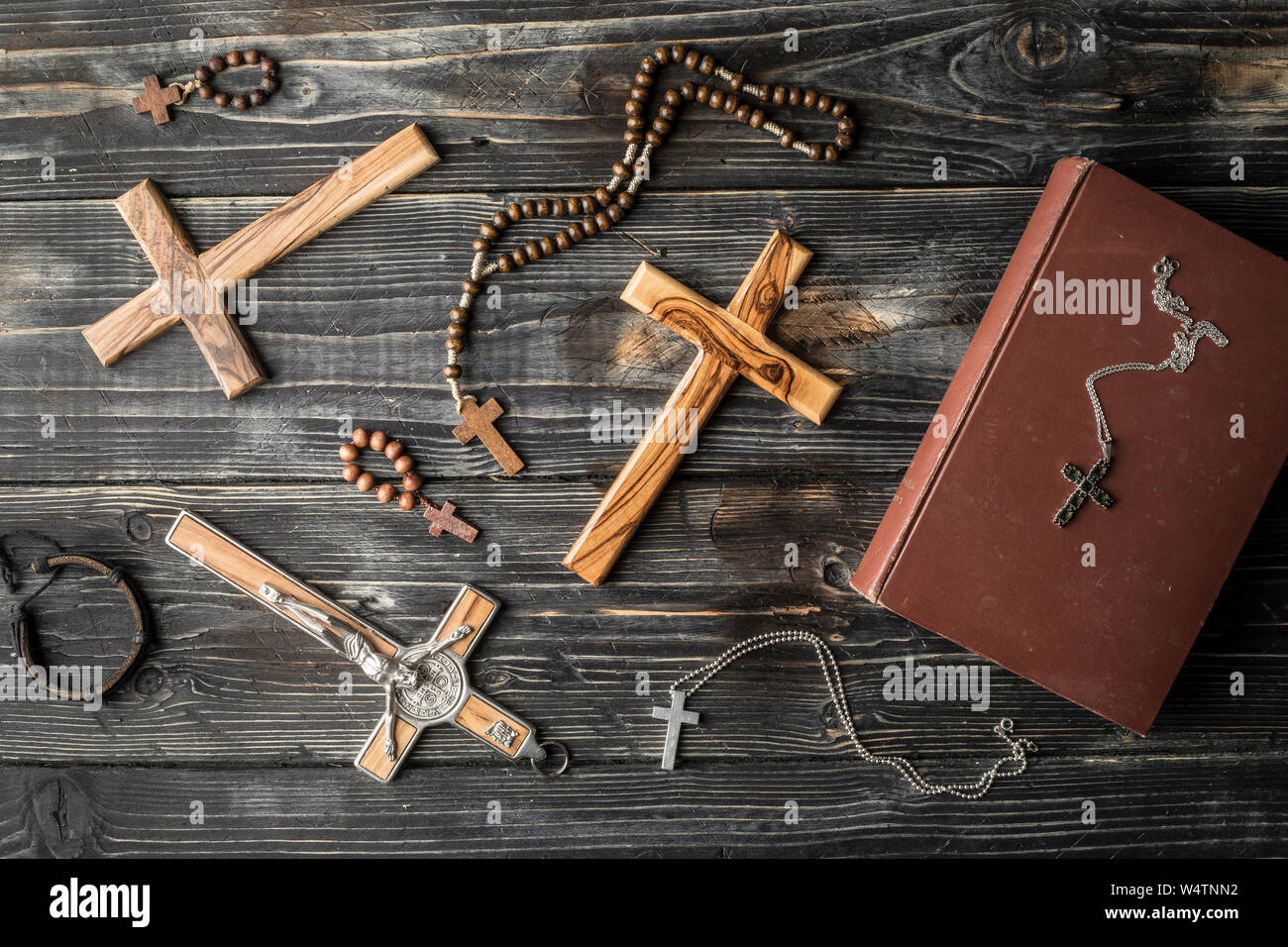 Christliche Kreuze, Rosenkranz, Bibel und Zubehör Stockfoto