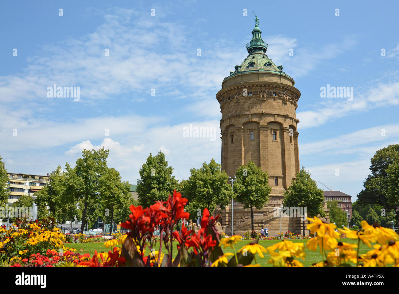 Wasser Tour namens "Wasserturm", Wahrzeichen der Stadt Mannheim in kleinen öffentlichen Park mit bunten Blumen im Sommer Tag Stockfoto