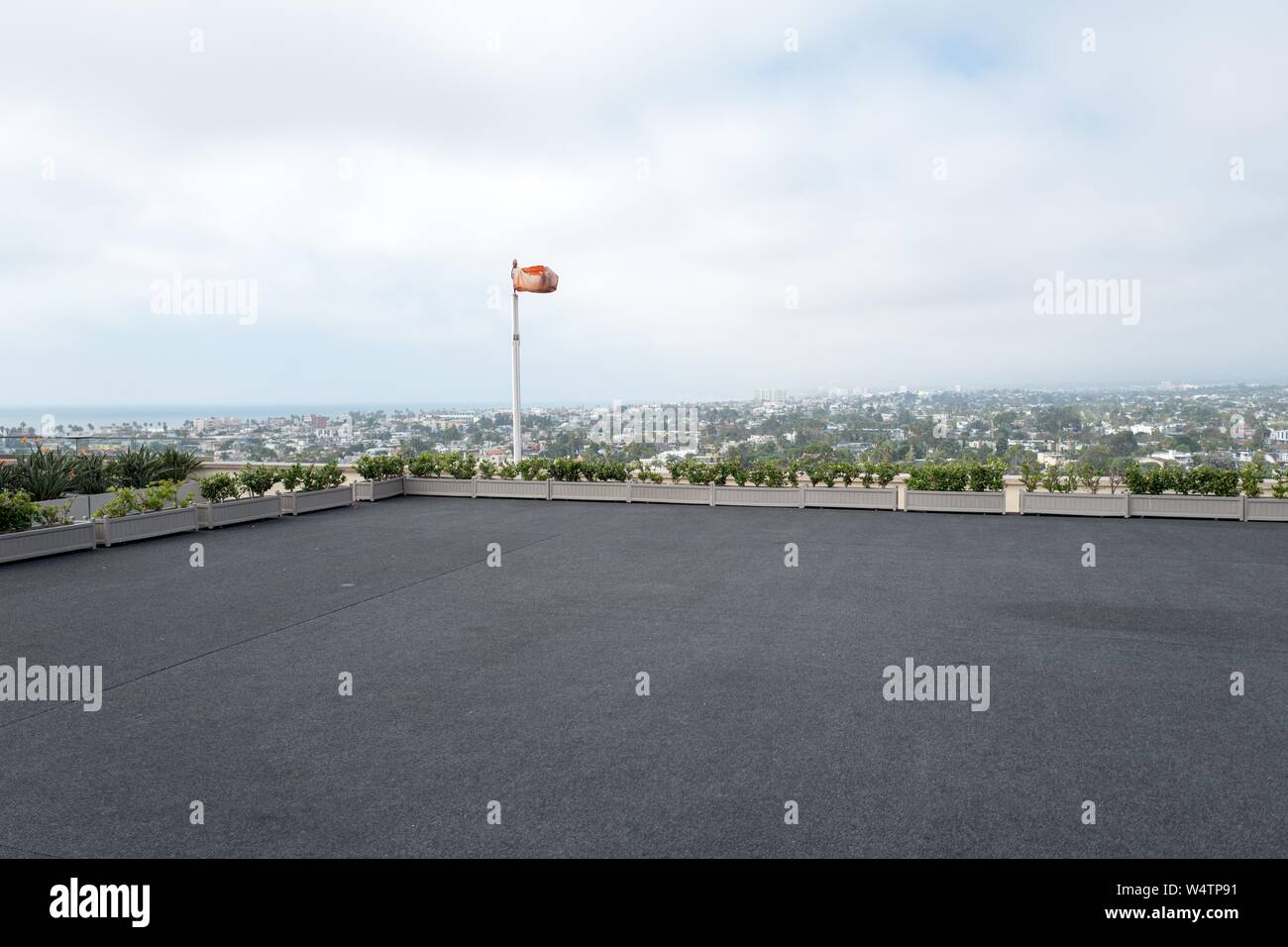 Low-angle Aussicht auf der Dachterrasse Hubschrauberlandeplatz und Windsack auf einem Gebäude in Los Angeles, Kalifornien, eine Anforderung der Los Angeles Fire Code, 23. Oktober 2018. () Stockfoto