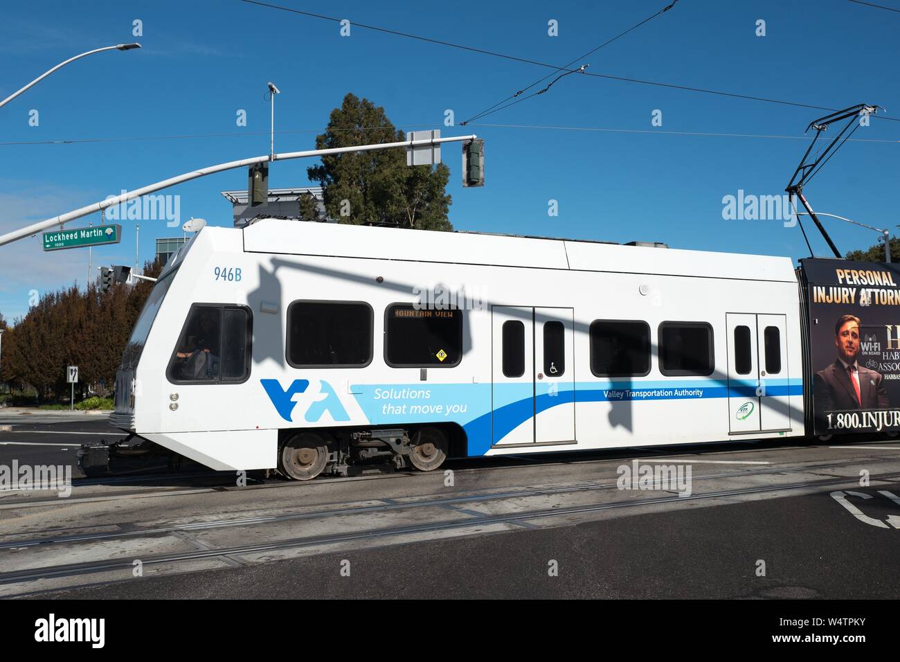 Ein Tal Transit Authority (VTA) light rail Zug fährt durch einen Schnittpunkt in der Nähe von Lockheed Martin Straße im Silicon Valley Stadt Sunnyvale, Kalifornien, 28. Oktober 2018. () Stockfoto