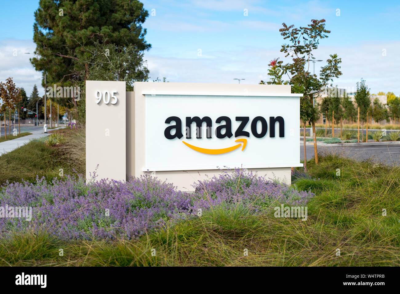 Schild mit Logo für e-Commerce Unternehmen Amazon auf regionaler Hauptsitz im Silicon Valley Stadt Sunnyvale, Kalifornien, 28. Oktober 2018. () Stockfoto