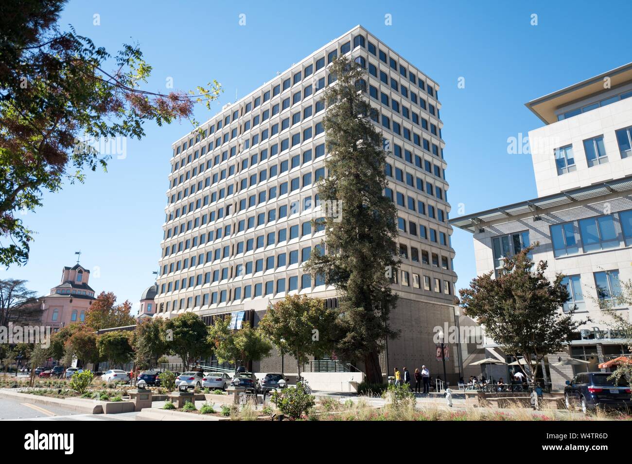 Die volle Länge von 444 Castro Street, einem ikonischen Bürogebäude Gehäuse Technologie Unternehmen im Silicon Valley Stadt Mountain View, Kalifornien; Mieten für eine Etage im Gebäude oft mehr als 100 $ 000 pro Monat, 28. Oktober 2018. () Stockfoto