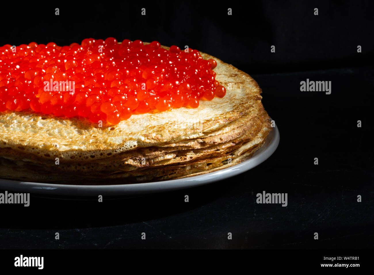 Stapel von porösen Blini mit rotem Kaviar auf der Oberseite Stockfoto Stapel von porösen Blini mit rotem Kaviar auf der Oberseite Stockfoto