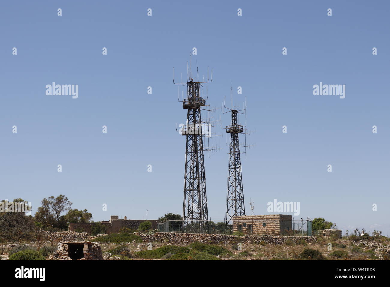 Drei einfache Antennenmasten mit Antennen Signale zu empfangen. Stockfoto