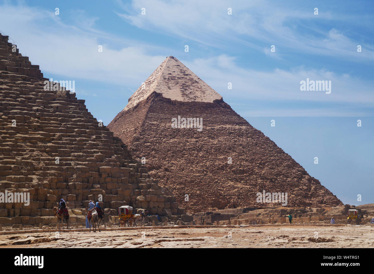 Die Pyramiden von Gizeh mit Menschen reiten Kamele. Stockfoto