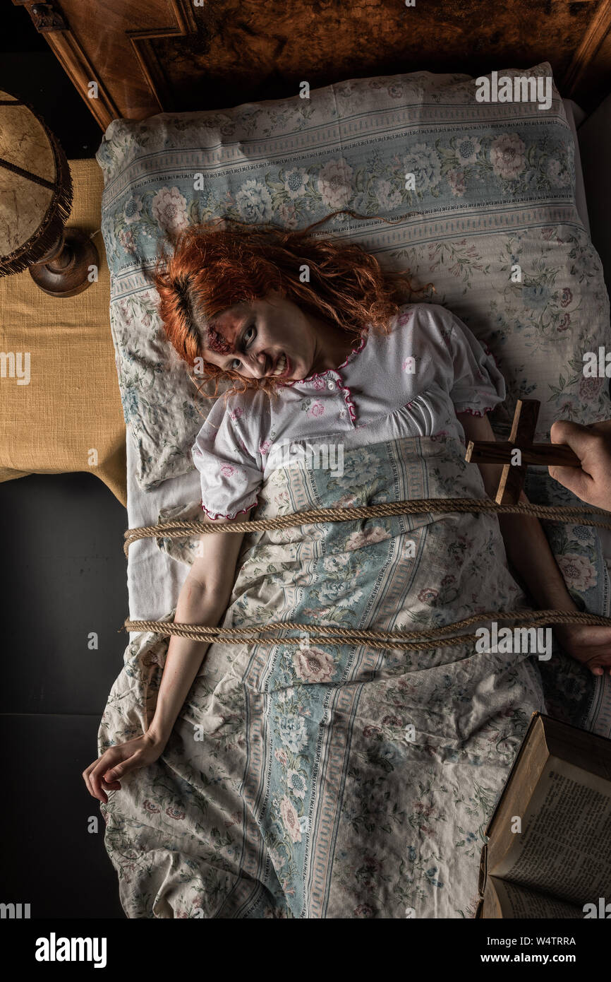Gefesselte frau im bett -Fotos und -Bildmaterial in hoher Auflösung – Alamy