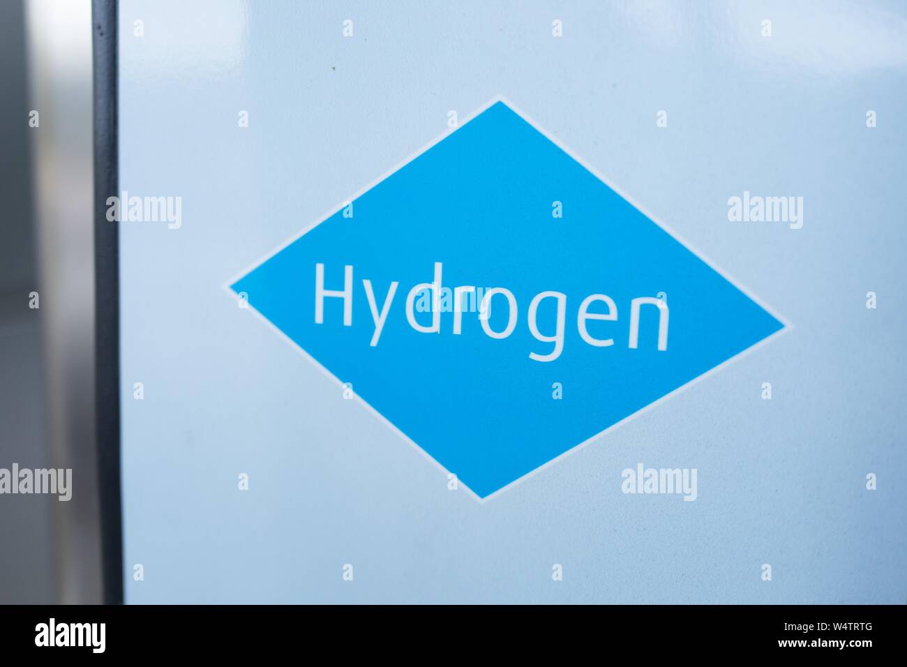 Nahaufnahme der rautenförmige Logo mit Text lesen Wasserstoff bei einer experimentellen Verbraucher Wasserstoff-tankstelle für Brennstoffzelle emissionsfreie Autos, in San Ramon, Kalifornien, November 4, 2018. () Stockfoto