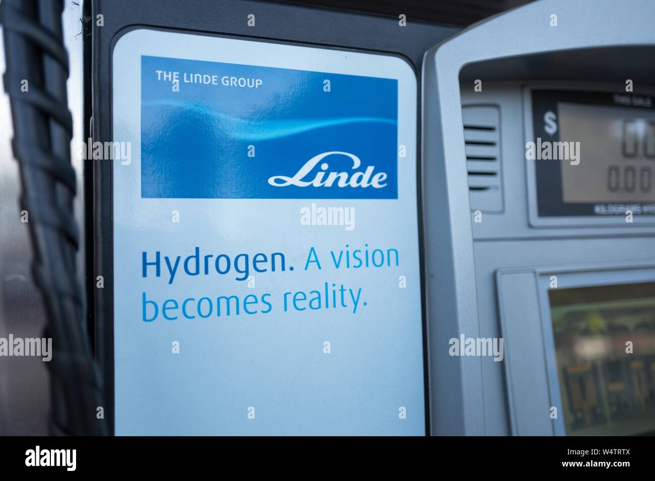 Close-up Logo für industrielle Gaslieferanten, Linde, mit Text lesen' Wasserstoff eine Vision wird Wirklichkeit "im Versuchsstadium Verbraucher Wasserstoff-tankstelle für Brennstoffzelle emissionsfreie Autos, in San Ramon, Kalifornien, November 4, 2018. () Stockfoto