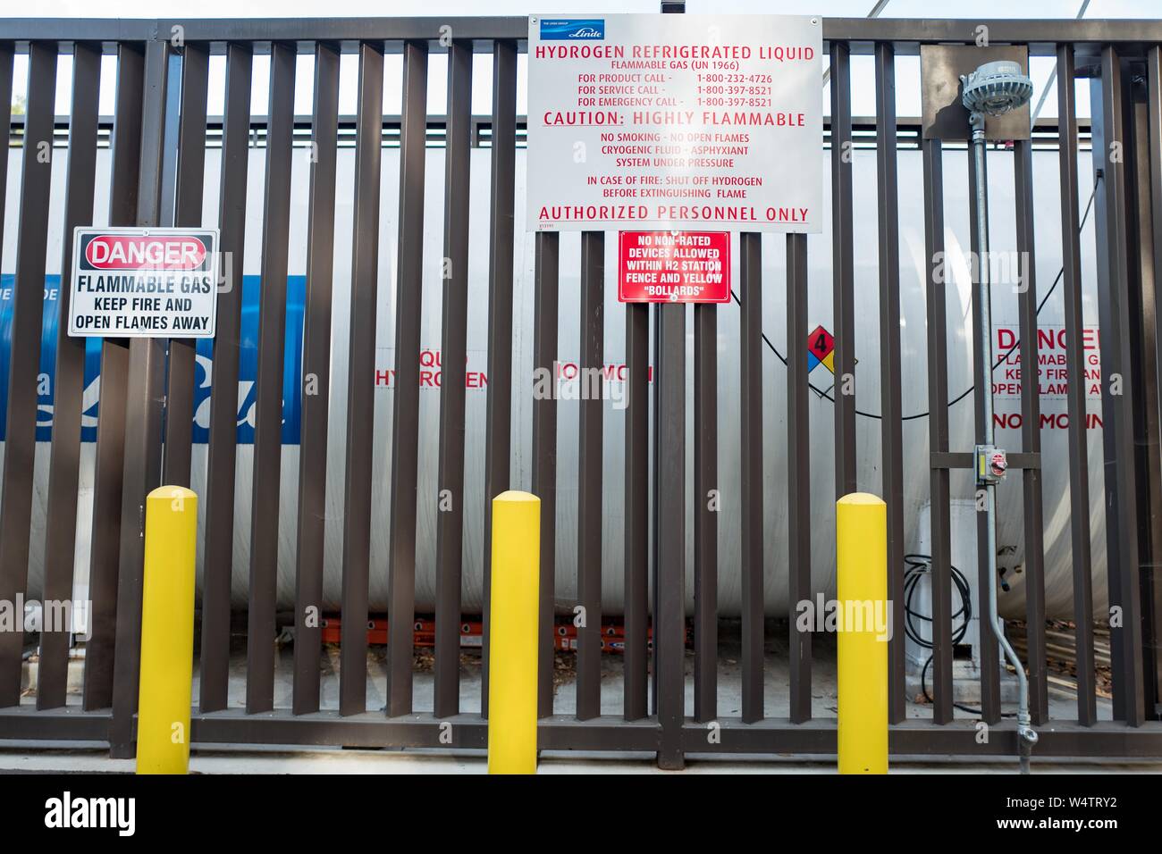 Eingezäunt Wasserstoffgas Lagerbereich mit großen Tank bei einem experimentellen Verbraucher Wasserstoff-tankstelle für Brennstoffzelle emissionsfreie Autos, in San Ramon, Kalifornien, November 4, 2018 sichtbar. () Stockfoto