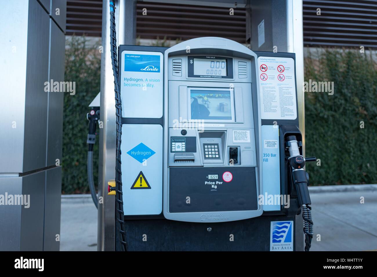 Pumpe Apparate, mit einem Design wie eine Kraftstoffpumpe in einem traditionellen Gas Station, auf eine experimentelle Verbraucher Wasserstoff-tankstelle für Brennstoffzelle emissionsfreie Autos, in San Ramon, Kalifornien, November 4, 2018. () Stockfoto