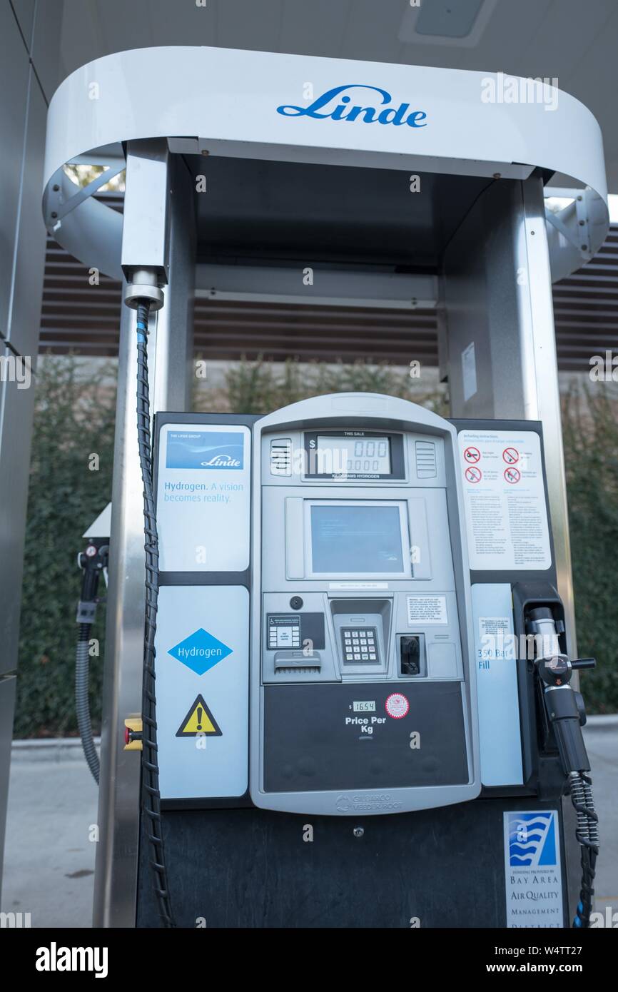Pumpe Apparat, mit Logo für industrielle Gaslieferanten Linde sichtbar, auf eine experimentelle Verbraucher Wasserstoff-tankstelle für Brennstoffzelle emissionsfreie Autos, in San Ramon, Kalifornien, November 4, 2018. () Stockfoto