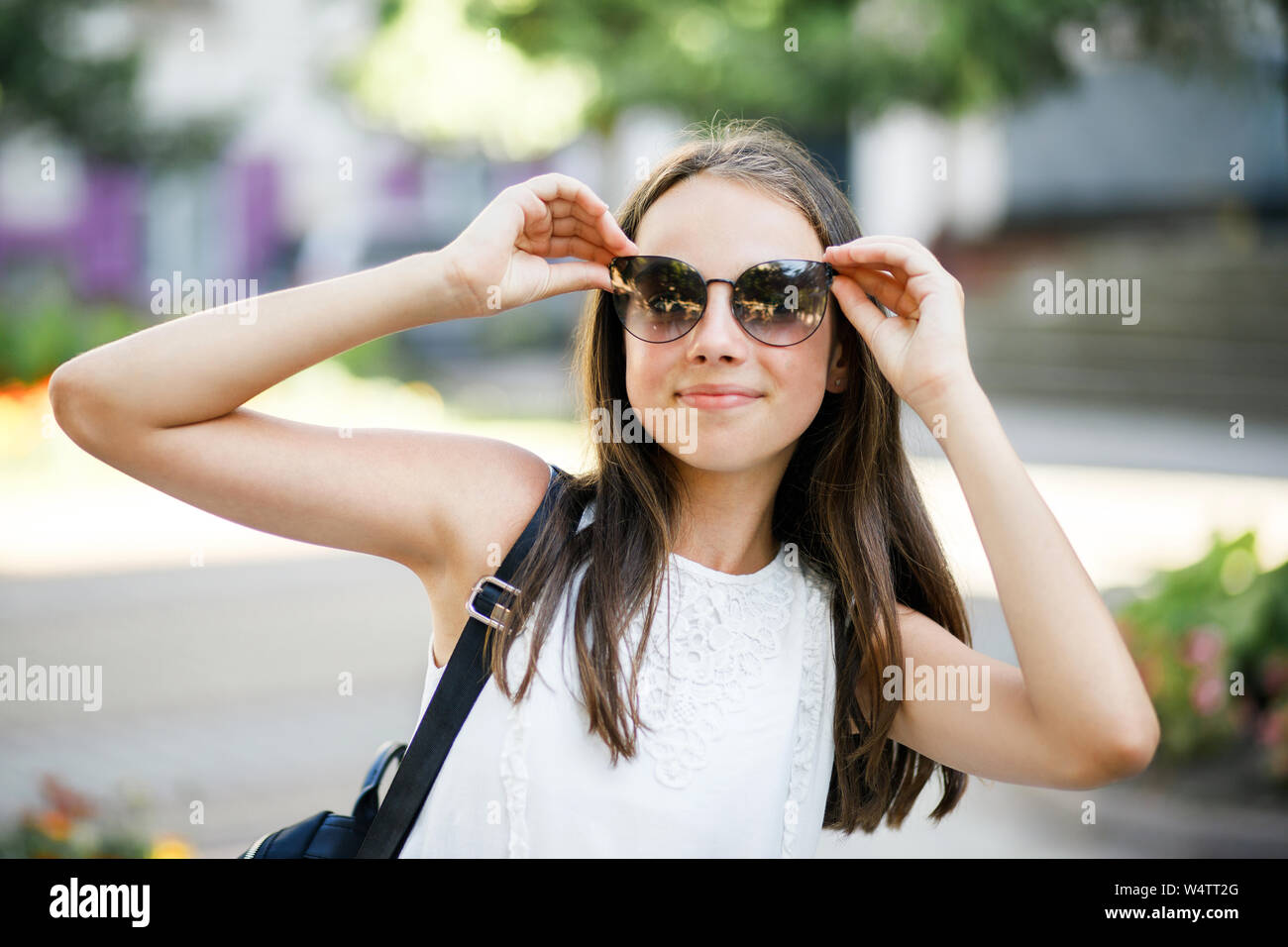 Mode Portrait Porträt lächelnde Mädchen in Sonnenbrille im Sommer im Freien genießen. Stockfoto