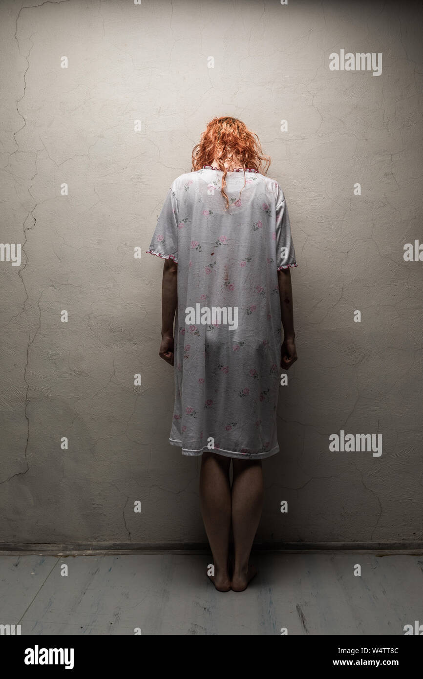 Beängstigend ghost Frau im Nachthemd mit Messer/Halloween, Zombie Konzept Stockfoto