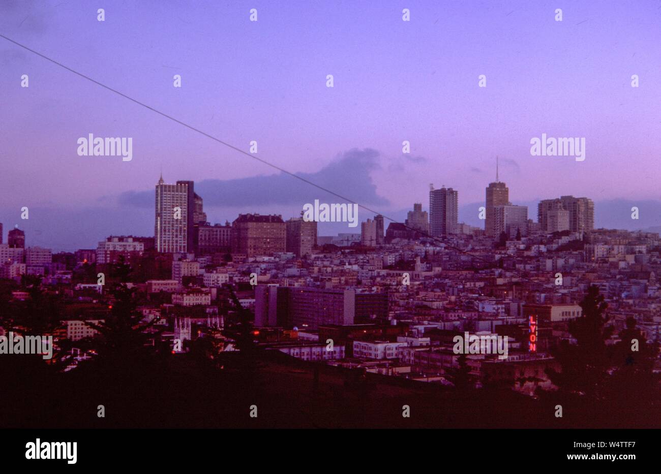 Luftaufnahme der Städtischen Skyline von San Francisco, Kalifornien in der Dämmerung, mit beleuchtetem Leuchtreklame lesen Lyon sichtbar, Farbe Bild auf Kodachrome film, 1962. () Stockfoto