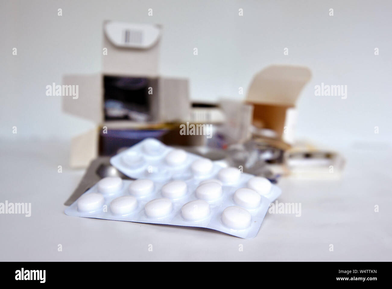 Weiß Blisterverpackung mit Pillen und offenen Medizin Pille Pakete im Hintergrund Stockfoto