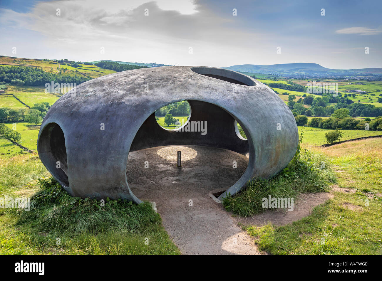 Die Atom Panoptikum. Pendle's Panoptikum, "Atom", liegt auf einem Hügel oberhalb des Dorfes in Wycoller Wycoller Country Park gebaut, in Ferro-zement wi Stockfoto