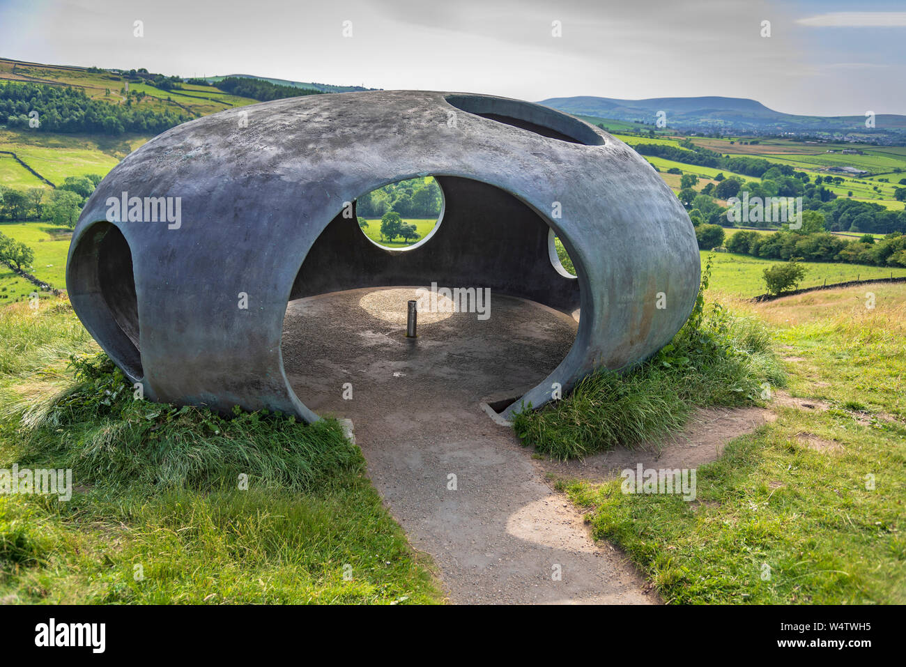 Die Atom Panoptikum. Pendle's Panoptikum, "Atom", liegt auf einem Hügel oberhalb des Dorfes in Wycoller Wycoller Country Park gebaut, in Ferro-zement wi Stockfoto