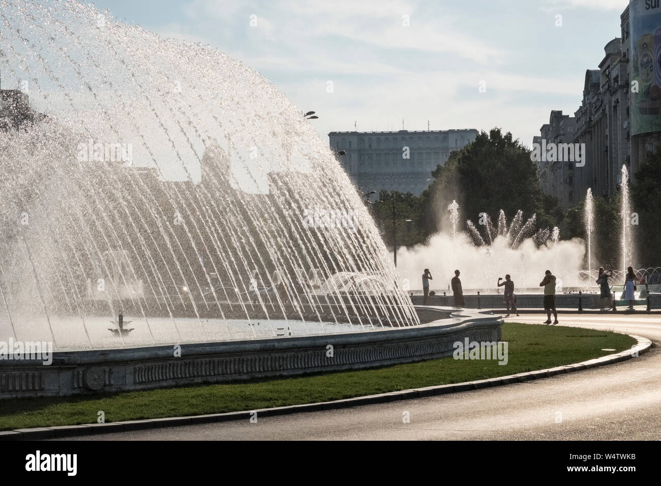 Unirii Platz, Bukarest, Rumänien. Als Teil der spektakulären Brunnen, Wasser beschlagen kühlt die Passanten während der glühenden Sommerhitze Stockfoto