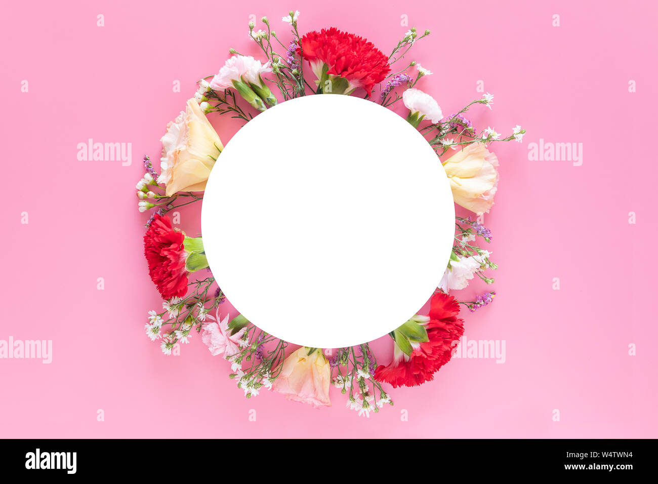 Kreative Gestaltung mit frischen bunten Frühling Blumen auf hellem rosa Hintergrund mit weißen Kreis banner Label. Hochzeit Einladung, Plakat oder Grüße Stockfoto