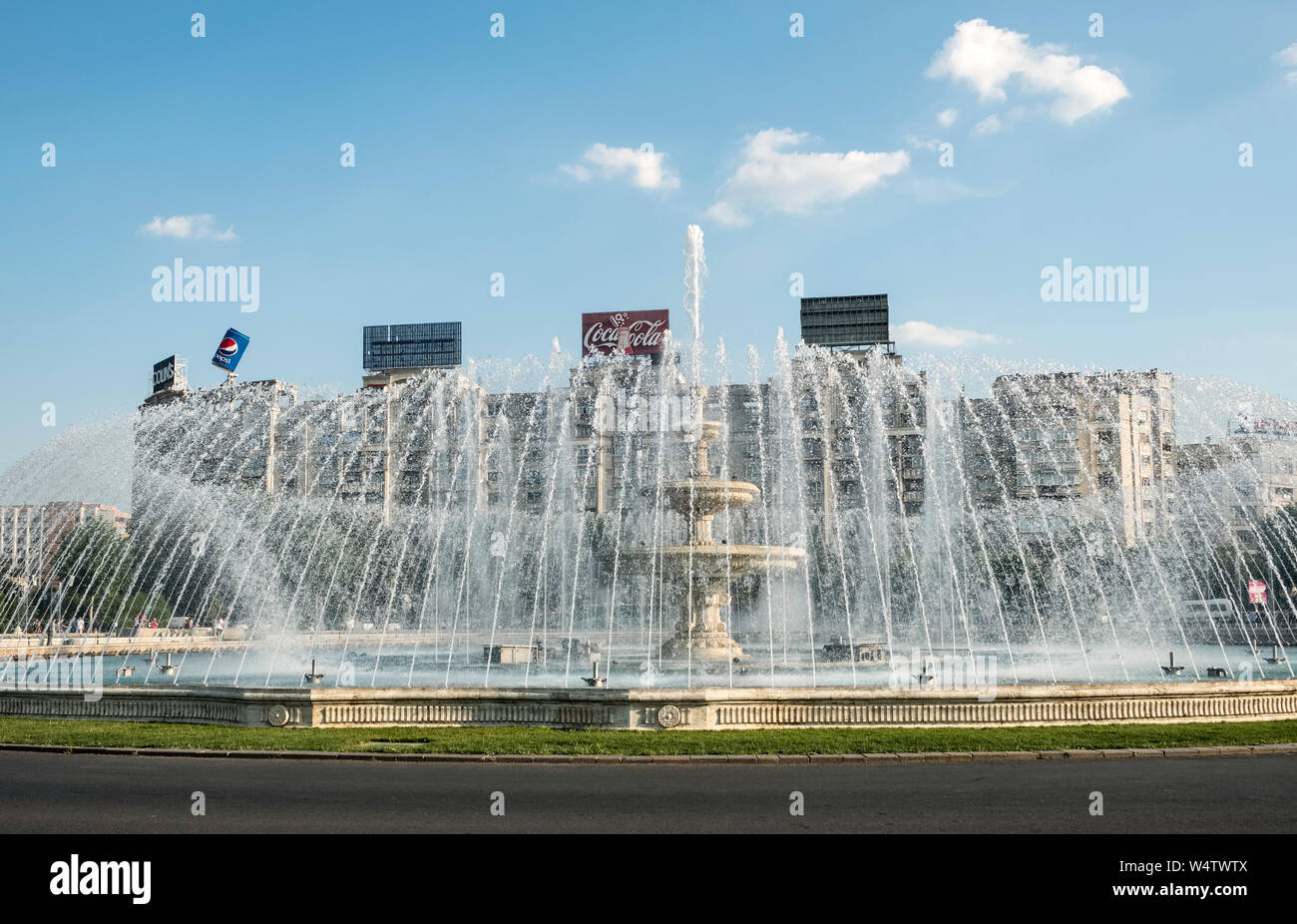 Bucur Brunnen in Piața Unirii (Vereinigung), Bukarest, Rumänien. Es ist ein spektakuläres Schauspiel mit Musik am Wochenende abends im Sommer Stockfoto