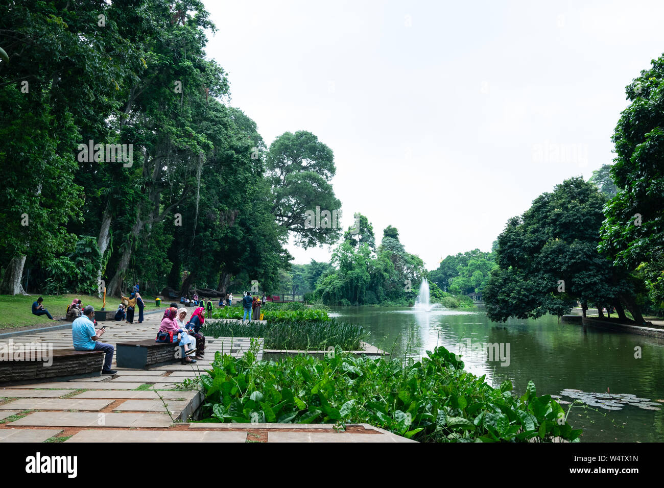 Bogor, Indonesien - September 6, 2018: Blick auf die Leute entspannen und in Bogor Botanical Gardens genießen, ein botanischer Garten in Bogor gelegen, Stockfoto
