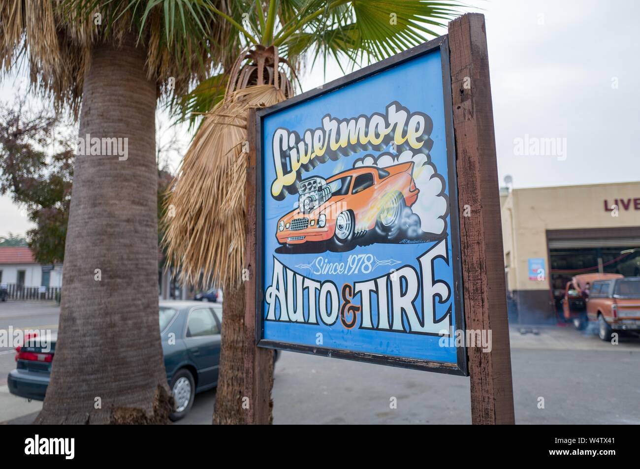 Retro Style Zeichen für Livermore Auto und Reifen, ein klassisches Auto Reparatur von kleinen Unternehmen in Betrieb seit 1978, in der kleinen Stadt Livermore, Kalifornien, 19. November 2018. () Stockfoto