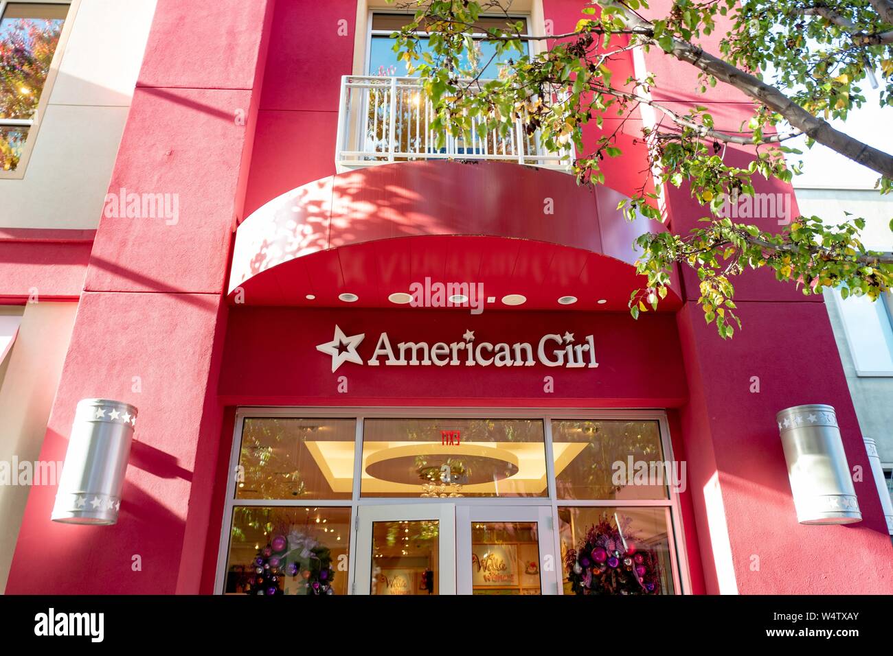 Low-angle Ansicht der Fassade mit Logo an der amerikanischen Mädchen Store an der Stanford Shopping Center im Silicon Valley Town in Palo Alto, Kalifornien, 24. November 2018. () Stockfoto